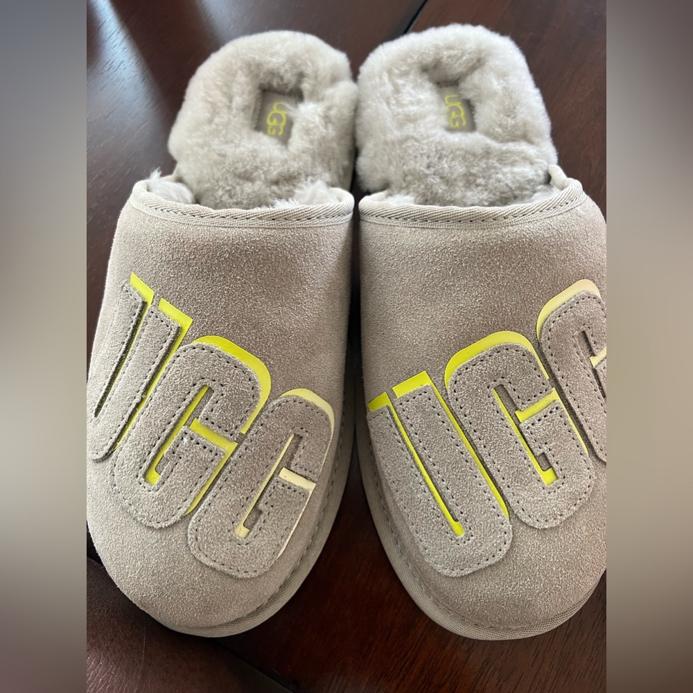 ✅✅ SOLD✅✅✅✅ UGG Graphic Slippers